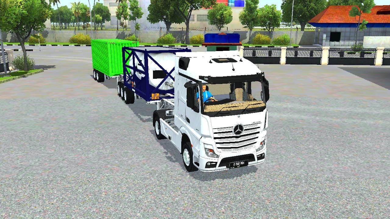 Photo of Mercedes-Benz Actros 2